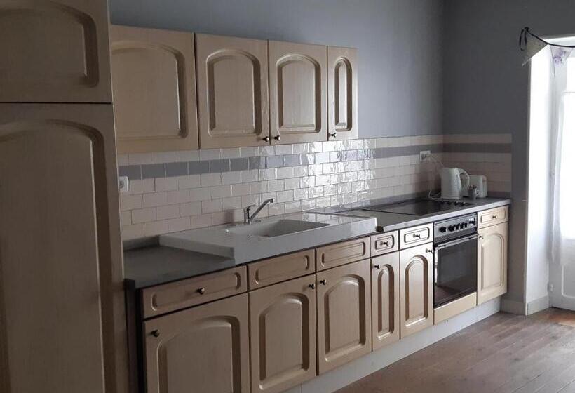 דירת חדר עם טרסה, Thunder Roadhouse