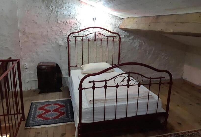 דירת חדר עם טרסה, Thunder Roadhouse