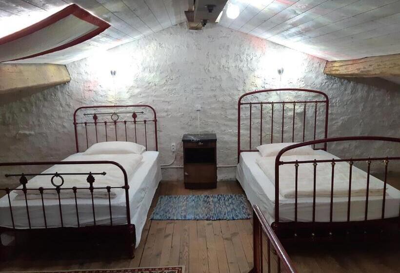 דירת חדר עם טרסה, Thunder Roadhouse