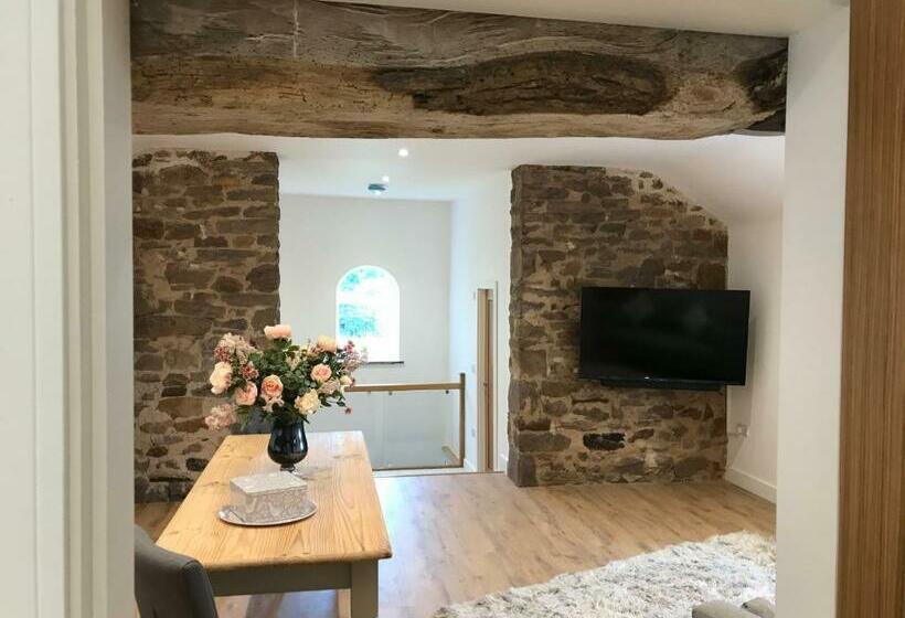 Дом 2 Спальни, The Hayloft Cheshire