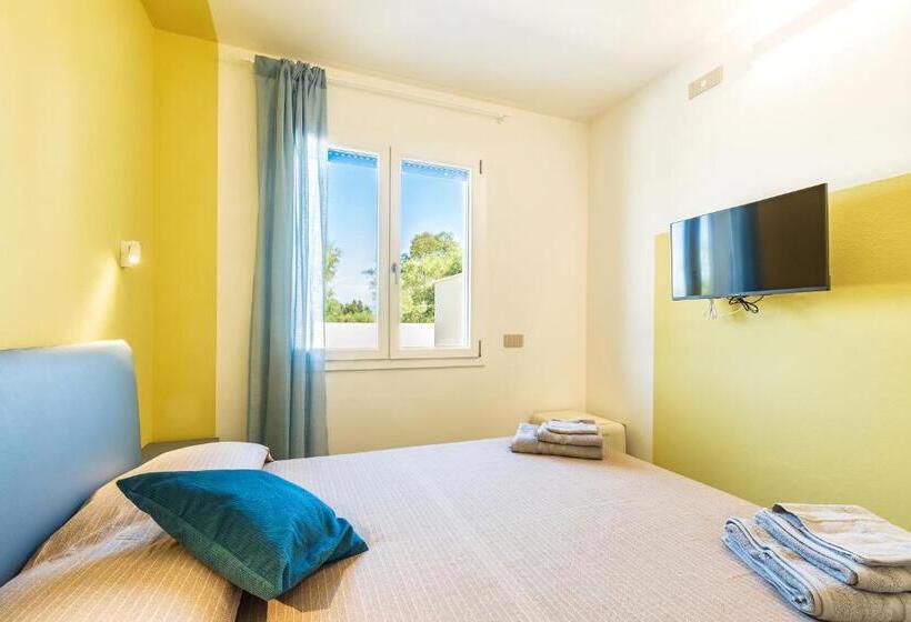 חדר סטנדרט נוף לבריכה, Affittacamere Resort Beach San Gemiliano