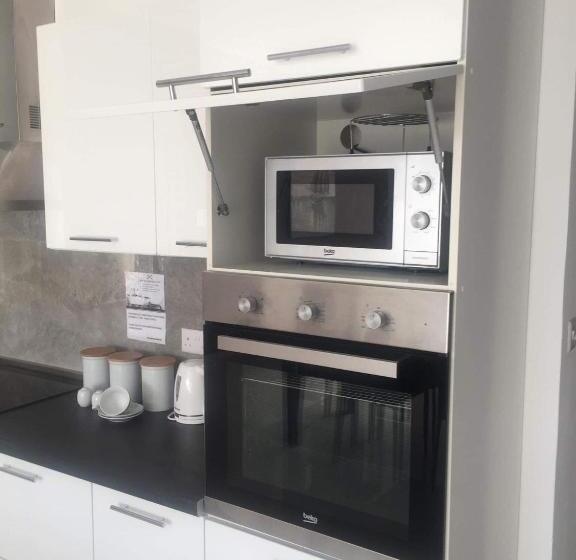 اتاق استاندارد با سرویس بهداشتی مشترک, Belvedere Airport Suites