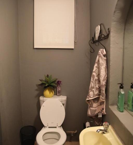 标准三人间, Eagle S Nest