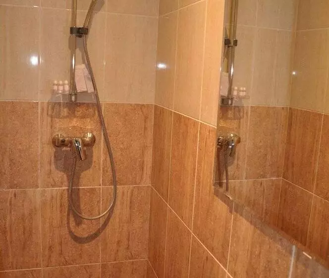 Neljän hengen Economy-huone jaetulla kylpyhuoneella, Art Hotel Nikolaevsky Posad
