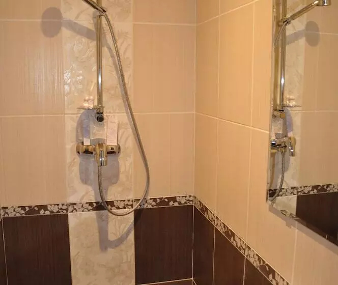 Neljän hengen Economy-huone jaetulla kylpyhuoneella, Art Hotel Nikolaevsky Posad