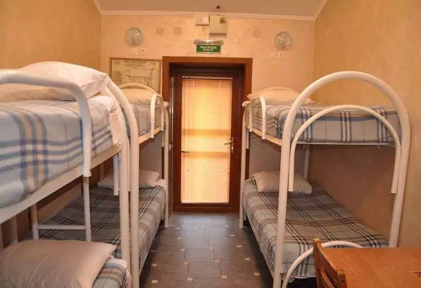 Neljän hengen Economy-huone jaetulla kylpyhuoneella, Art Hotel Nikolaevsky Posad