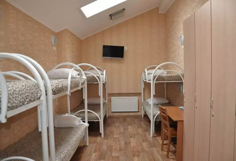 Neljän hengen Economy-huone jaetulla kylpyhuoneella, Art Hotel Nikolaevsky Posad