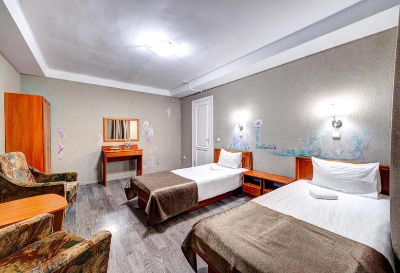 سوییت جونیور, Holosiyvsky