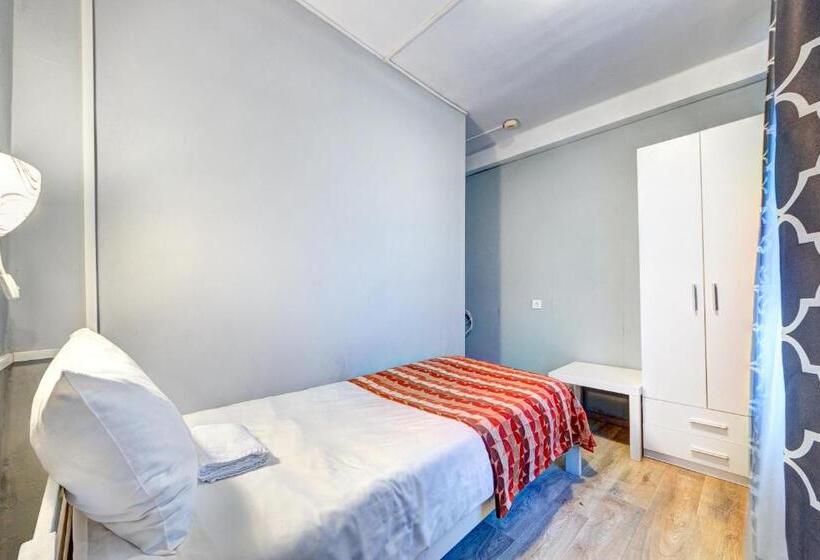 اتاق استاندارد یک تخته با سرویس بهداشتی مشترک, Holosiyvsky