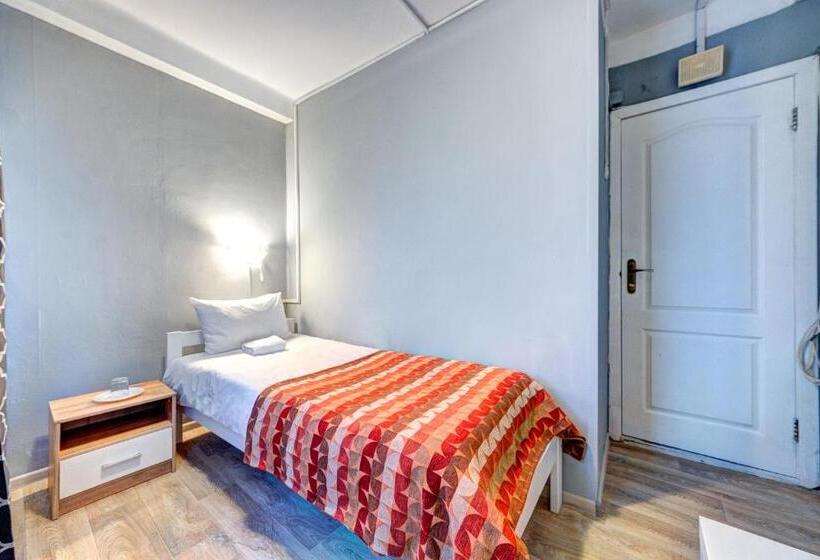 اتاق استاندارد یک تخته با سرویس بهداشتی مشترک, Holosiyvsky