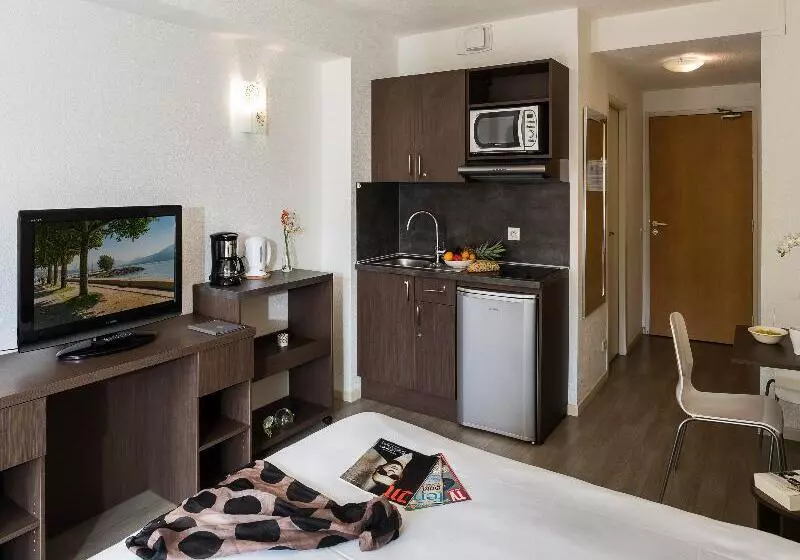 استودیوی استاندارد, Les Loges Du Park