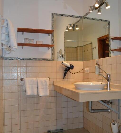 一楼标准间, Gara