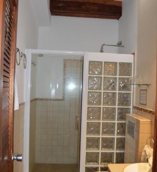 标准三人间, Gara