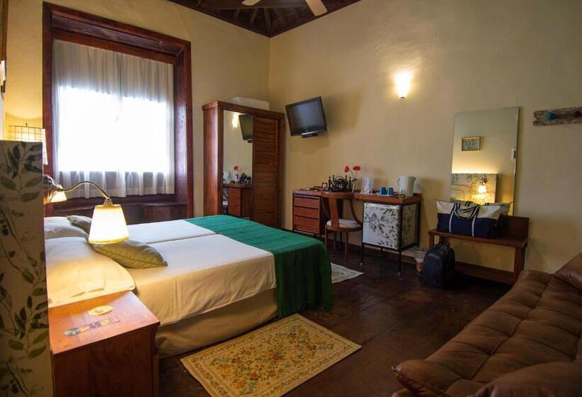 标准三人间, Gara