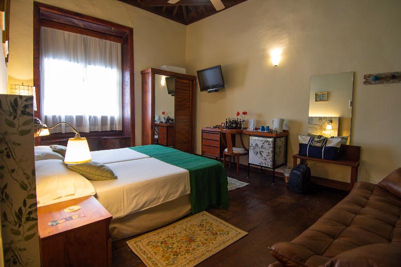 标准三人间, Gara