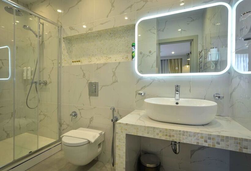 استودیوی لوکس, Tourist