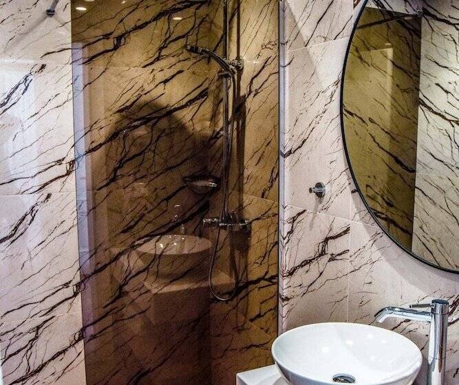 חדר משפחתי, Vh Broadway Tirana