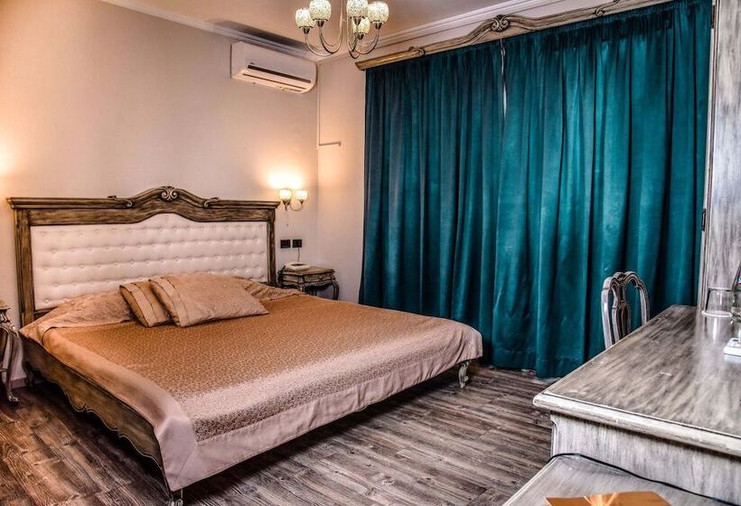 חדר משפחתי, Vh Broadway Tirana