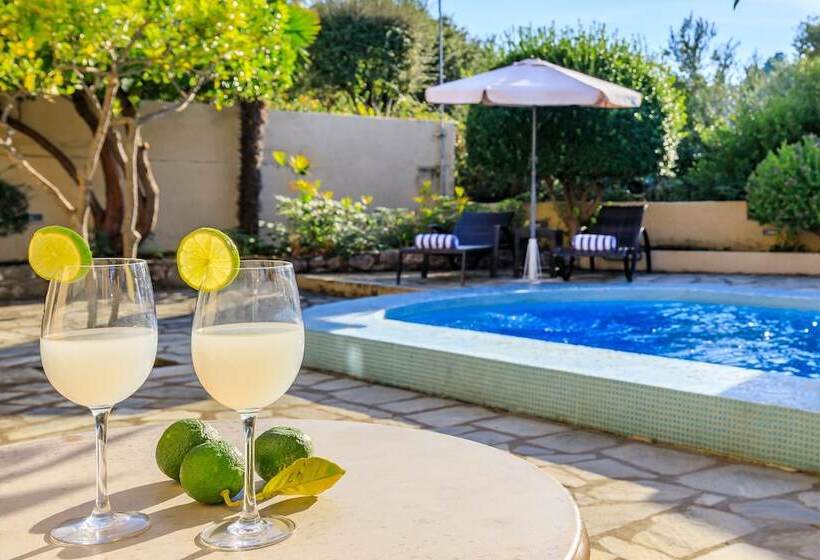 بانگلوی استاندارد, Skopelos Holidays Hotel & Spa