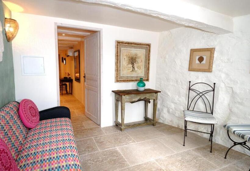 جناح سوبيريور, La Maison Blanche Uzès