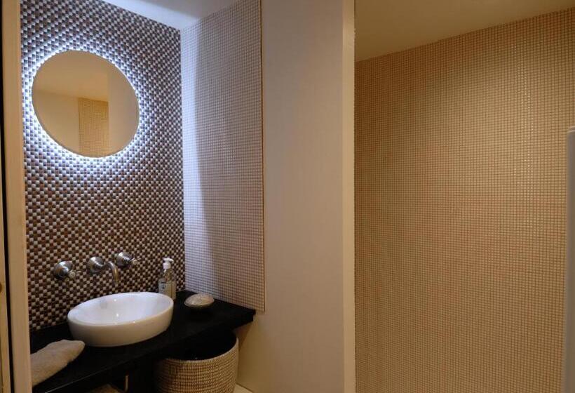 جناح سوبيريور, La Maison Blanche Uzès