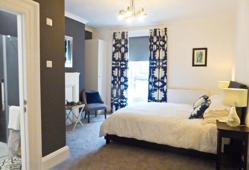اتاق لوکس با تخت بزرگ, Rosalind House