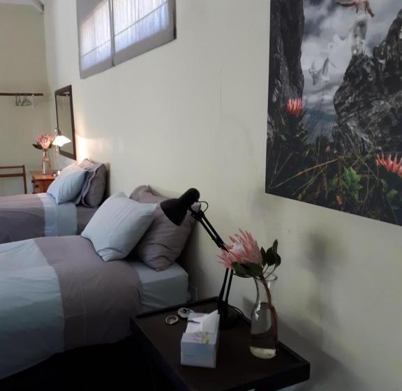 Студия Deluxe, Laughing Waters Farm