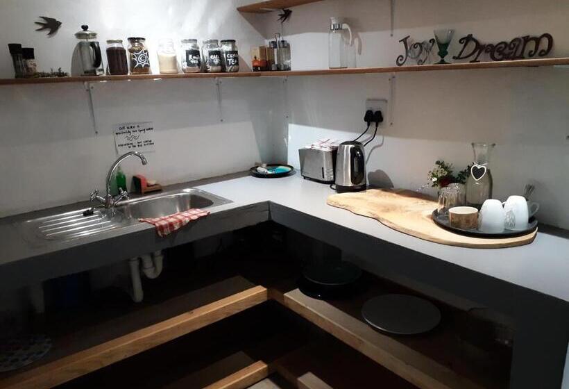 Студия Deluxe, Laughing Waters Farm