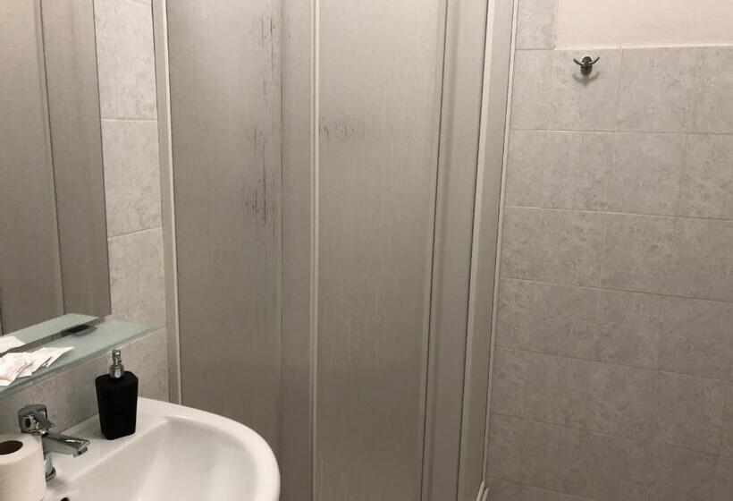 غرفة قياسية مطلّة علي البحر, Civico 17