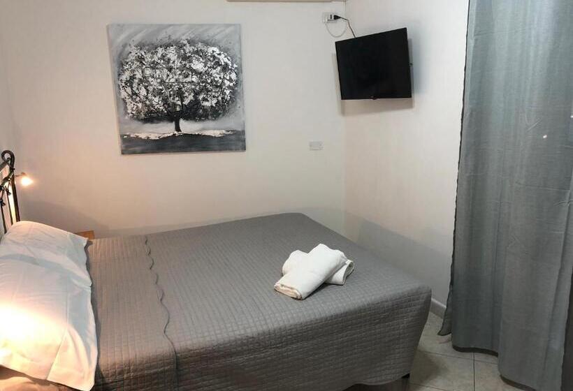 غرفة قياسية مطلّة علي البحر, Civico 17