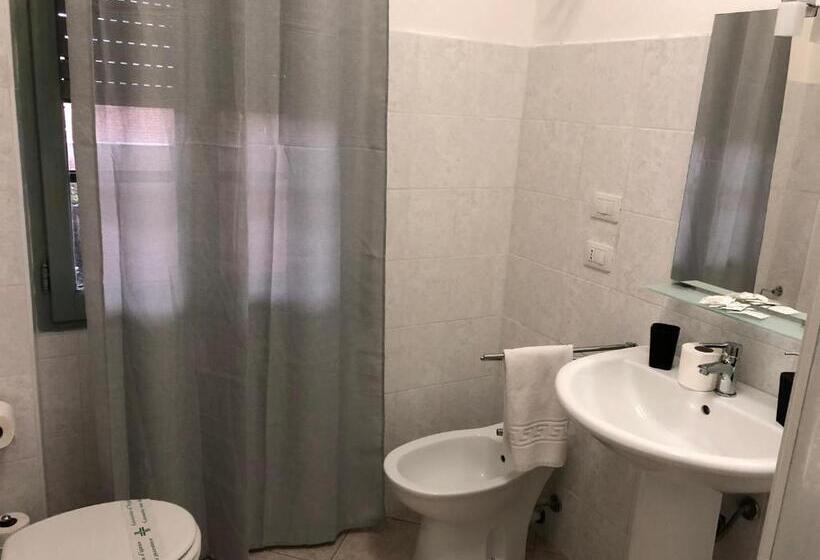 غرفة قياسية مطلّة علي البحر, Civico 17