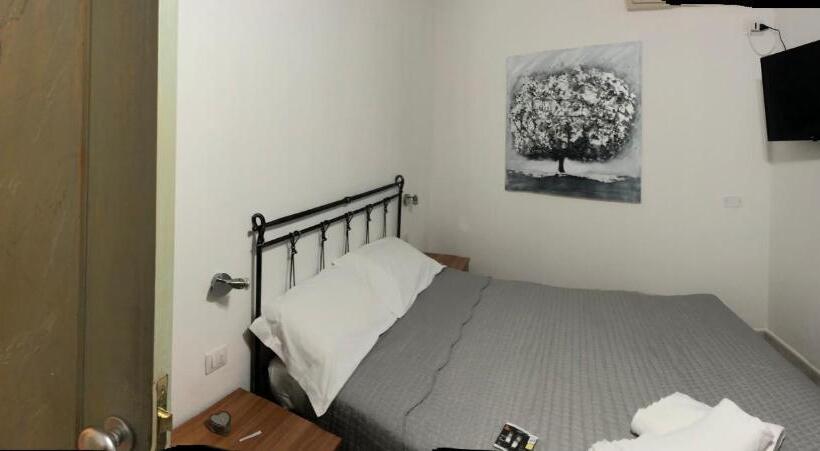 غرفة قياسية مطلّة علي البحر, Civico 17