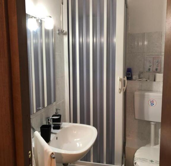 غرفة قياسية رباعية, Civico 17