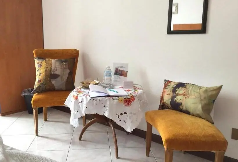 スタンダードルーム, Villa Romeo   Acero Rosso