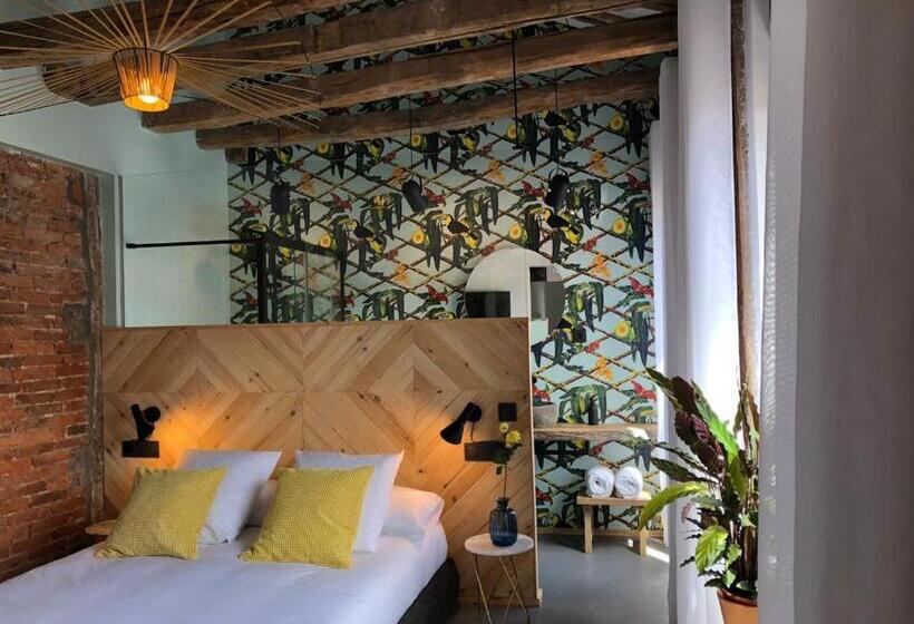 استودیوی استاندارد, 13 Suites