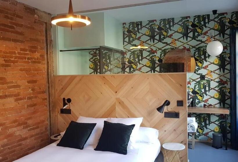 استودیوی استاندارد, 13 Suites