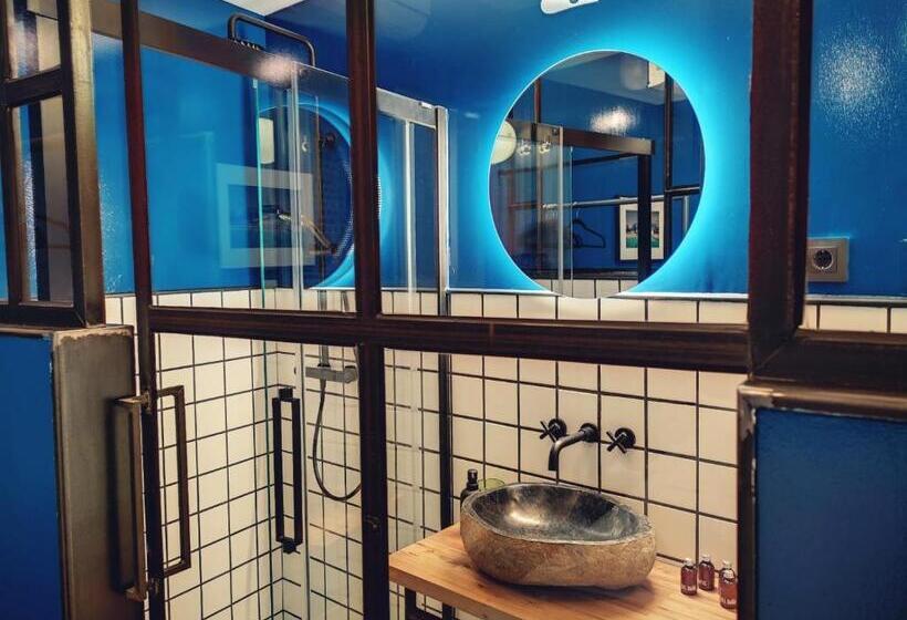 اتاق اکونومی, 13 Suites