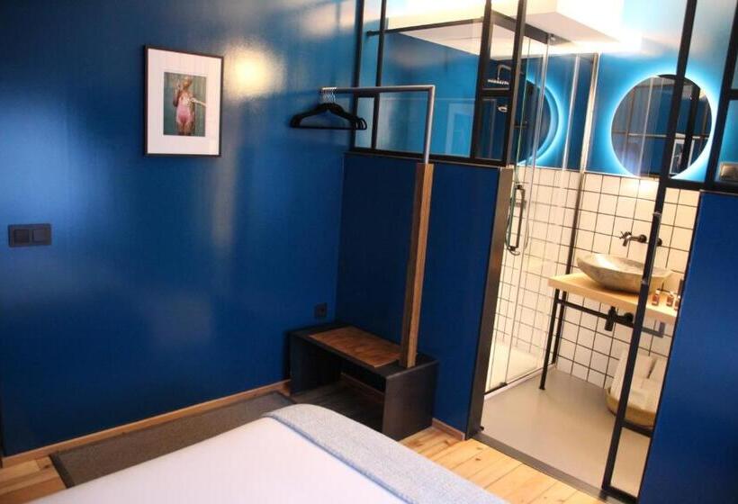 اتاق اکونومی, 13 Suites