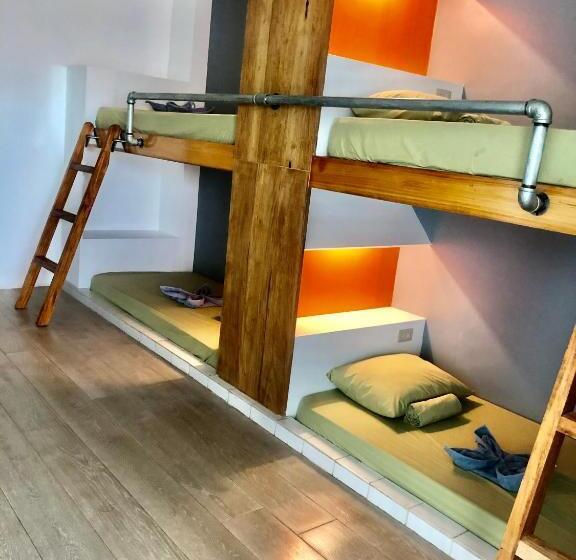 اتاق خانوادگی با چشمانداز دریا, The Escape San Juan