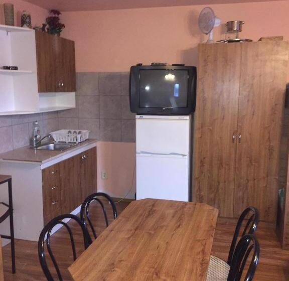 4인용 스탠다드 룸, Car Es Panzió