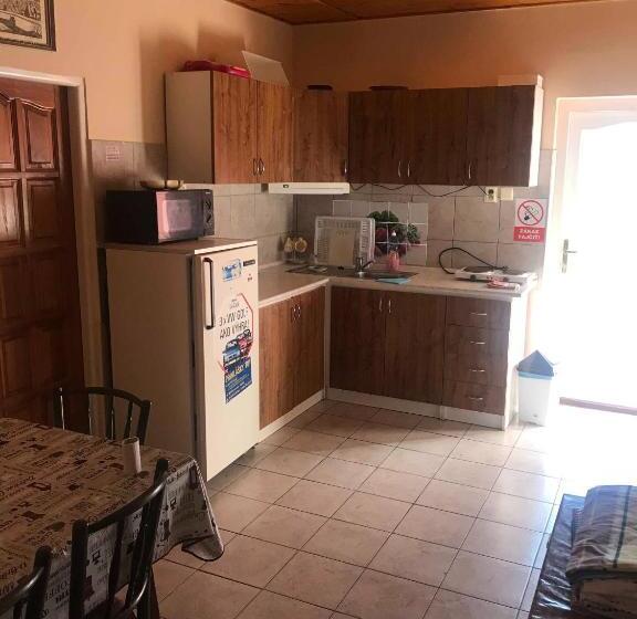 4인용 스탠다드 룸, Car Es Panzió