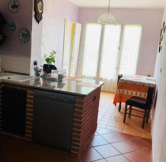 غرفة قياسية ثلاثية, Villa Aurora