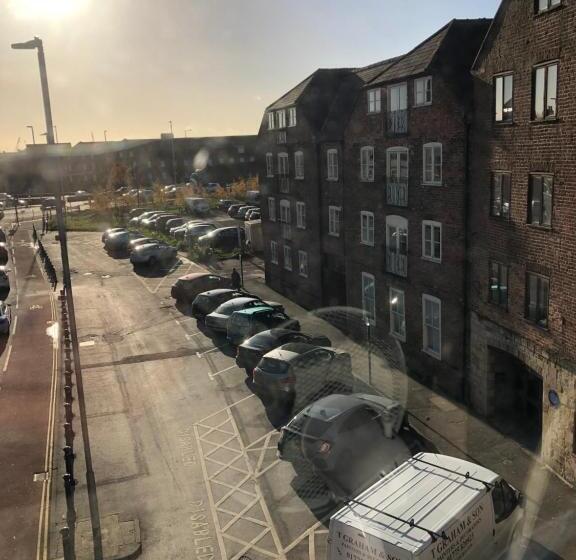 Номер Стандарт, The Magnet Tavern