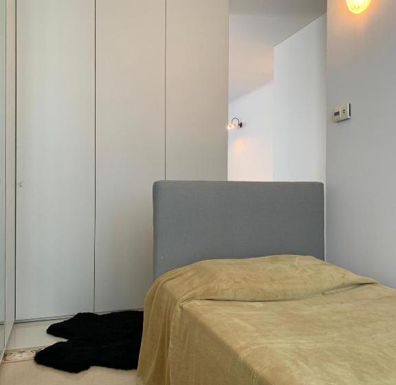 اتاق راحتی سه تخته, Masnadieri 18