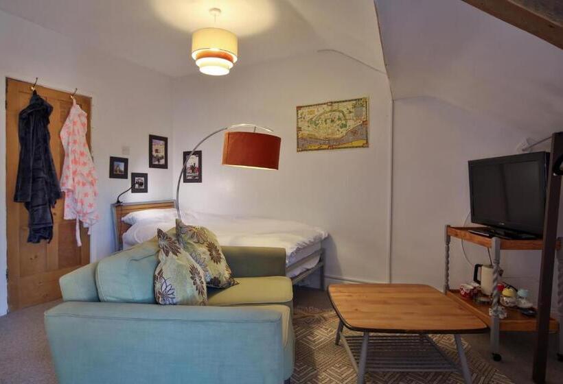 בית, 4 חדרי שינה, The Green House Guest House