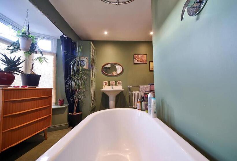 בית, 4 חדרי שינה, The Green House Guest House