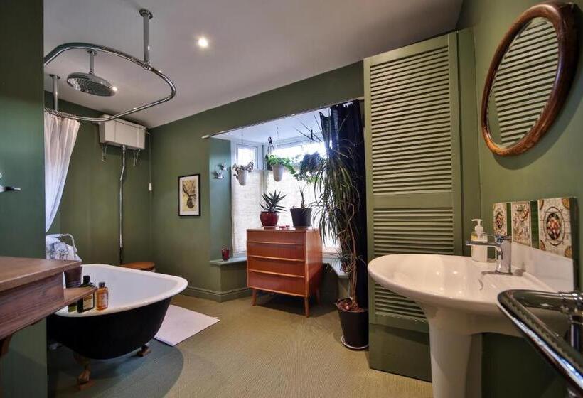 בית, 4 חדרי שינה, The Green House Guest House