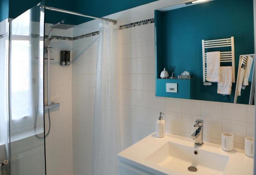 스탠다드 룸, Troisième Droite