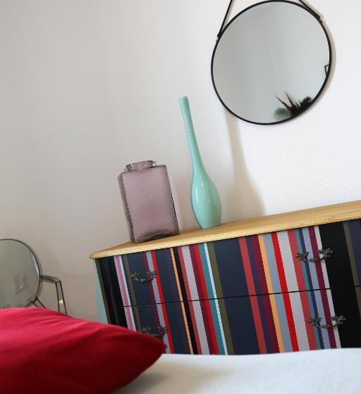 스탠다드 룸, Troisième Droite