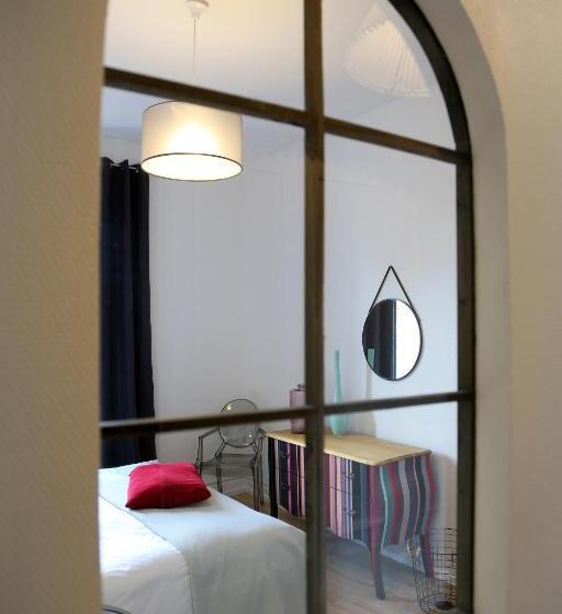 스탠다드 룸, Troisième Droite